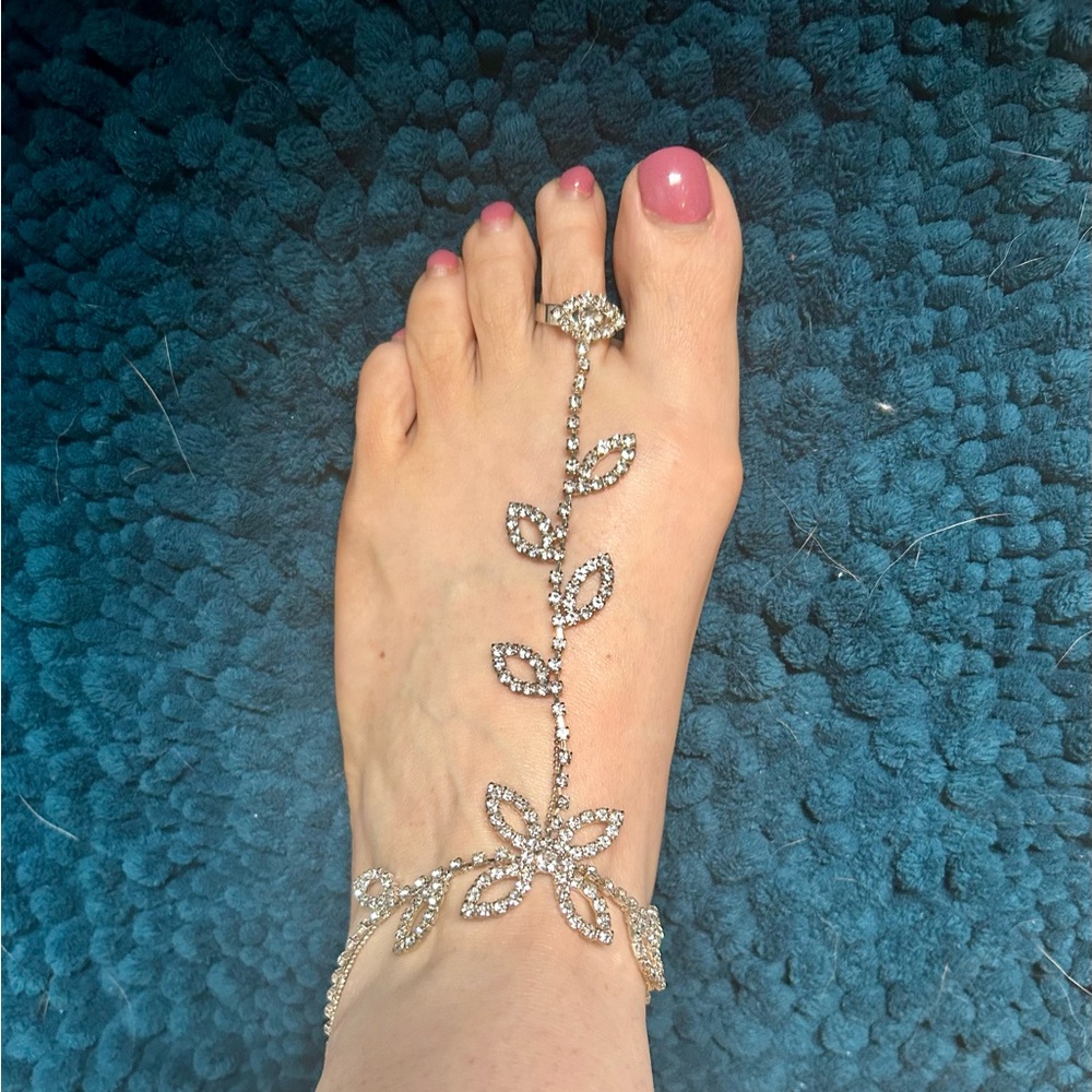 Beautiful sparkly beach foot jewelry.